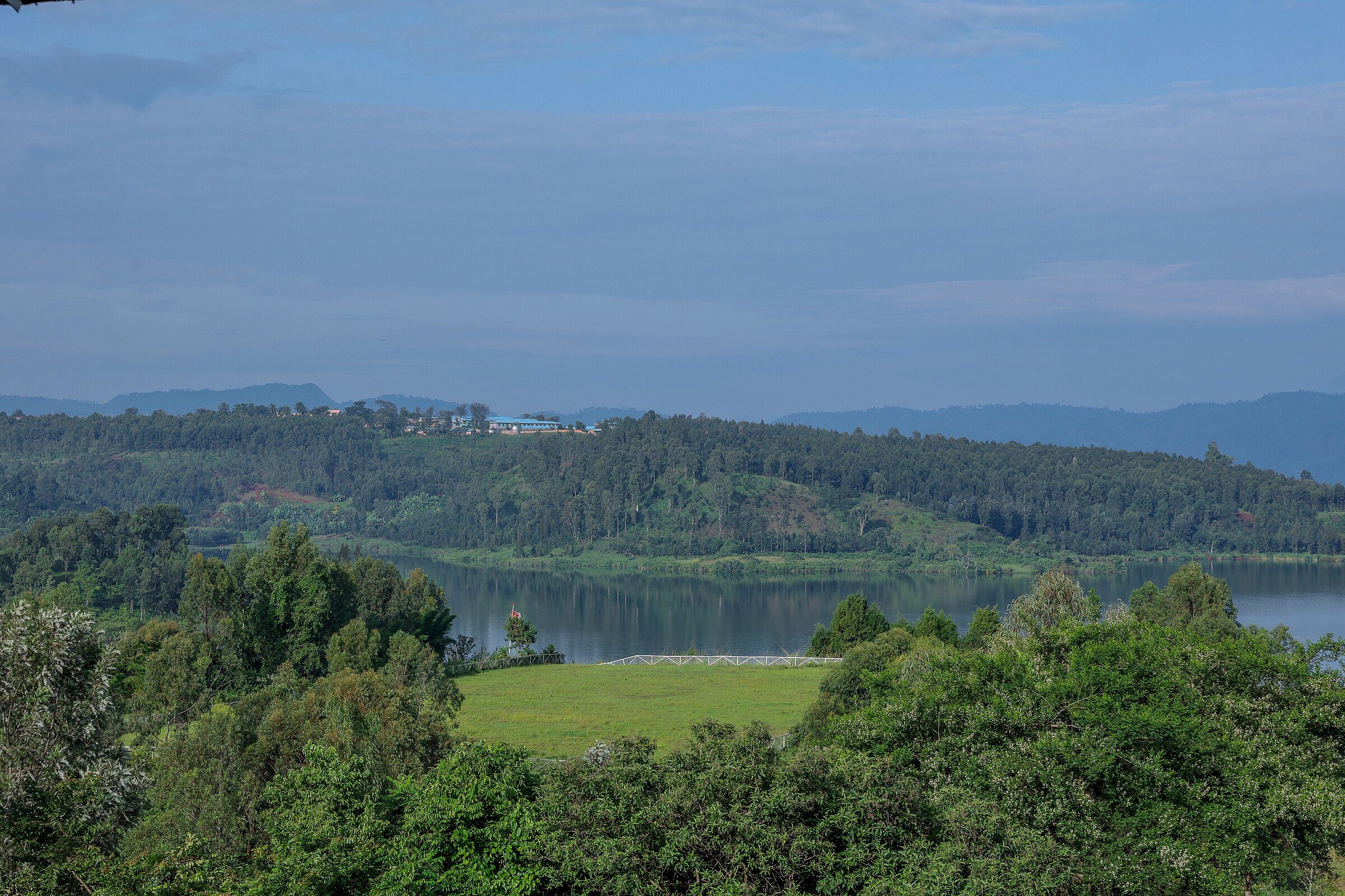 Collines boisées descendant vers le lac Kivu